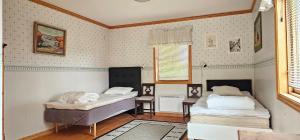 Dogfriendly House in Hjälmvik with Sea Glimpse SE09114 في Haga: غرفة نوم بها سريرين ونافذة