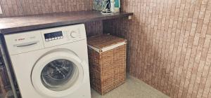 Dogfriendly House in Hjälmvik with Sea Glimpse SE09114 في Haga: غسالة ومجفف في الحمام مع كونتر