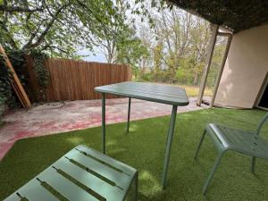Lacroix-FalgardeにあるL Echappee a deux, Spa and Pyrenees Viewの庭のピクニックテーブルと椅子