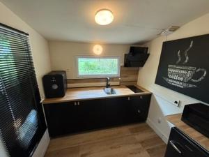 Lacroix-FalgardeにあるL Echappee a deux, Spa and Pyrenees Viewの小さなバスルーム(シンク、窓付)