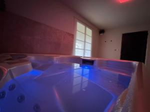 Lacroix-FalgardeにあるL Echappee a deux, Spa and Pyrenees Viewの窓付きの客室で、大型ホットタブが備わります。 +15枚の写真