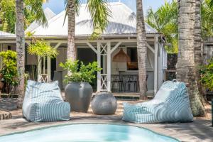 Villa Coconut Oasis في Bain Boeuf: فيلا بمسبح امام بيت