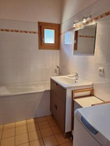 Et badeværelse på Chalet la Cry à St Gervais + 8 billeder