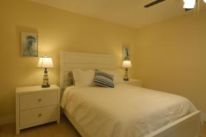 a bedroom with a bed with two night stands and two lamps at E&A SouthWest Miami - Breeze Studio in Kendale Lakes