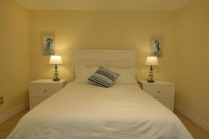 a bedroom with a white bed with two lamps at E&A SouthWest Miami - Breeze Studio in Kendale Lakes +16 photos