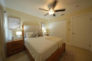 a bedroom with a bed and a ceiling fan at E&A SouthWest Miami - Breeze Studio in Kendale Lakes