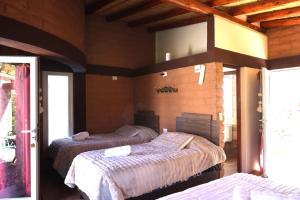 een slaapkamer met twee bedden in een kamer bij Cabañas Los Cardones Tilcara in Tilcara +7 foto's