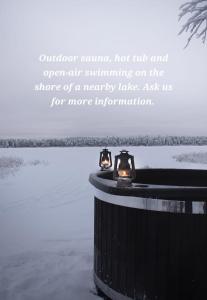 una vasca da bagno con due luci sopra di Raanu Apartment 59km from Rovaniemi center a Raanujärvi