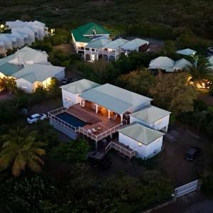 una vista aérea de una gran casa blanca con techo en Ravenala, en Saint Martin