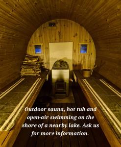 l'interno di una cabina di legno con una piscina all'aperto di Raanu Apartment 59km from Rovaniemi center a Raanujärvi