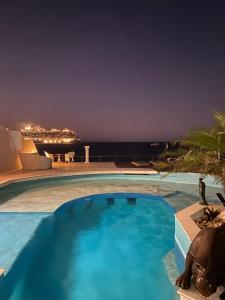 einen Pool mit Meerblick in der Nacht in der Unterkunft Villa Romana Búzios in Búzios + 13 Fotos