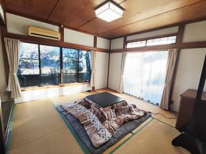 御殿場市にある駅近2分 昭和の家の窓のある部屋にベッドがある寝室