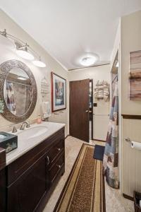 Sasquatch Sanctuary | Hot tub في باكوود: حمام مع حوض كبير ومرآة +31 صورة