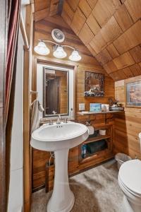 Sasquatch Sanctuary | Hot tub في باكوود: حمام مع حوض ومرحاض