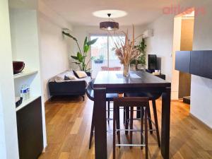 a kitchen and dining room with a table and chairs at Le Fit and Chill - Confort & Calme - Parking - Proche Aéroport et Plage du Jaï in Marignane