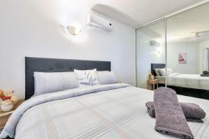 a bedroom with a large bed with a large mirror at Style, Luxury and Comfort in Larrakeyah in Larrakeyah +36 photos