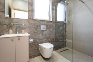 Koupelna v ubytování Chrystal Residences + 40 fotografií