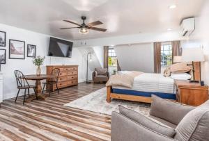 Un dormitorio con una cama y un televisor en una pared. en The Four Daughters Inn, en Oakhurst