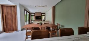 a dining room with a wooden table and chairs at Casa Amaré - Moreré in Moreré