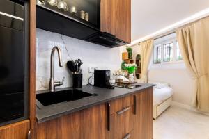 Køkken eller tekøkken på Magnifique studio Montmartre avec Clim et Jacuzzi