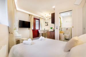 En eller flere senge i et værelse på Magnifique studio Montmartre avec Clim et Jacuzzi