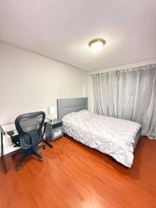 En eller flere senge i et værelse på Cozy Private Room