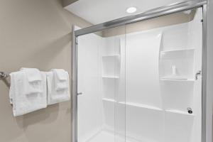 ein Badezimmer mit einer Glasduschkabine mit Handtüchern in der Unterkunft Hawaiian Style Beachfront on Beach Road in Capistrano Beach + 38 Fotos