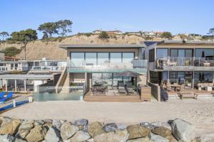 ein Haus am Strand mit Aussicht in der Unterkunft Hawaiian Style Beachfront on Beach Road in Capistrano Beach
