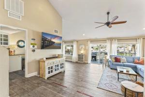 TV a/nebo společenská místnost v ubytování Walk to the beach and Ole Hanson Casino Wedding Venues