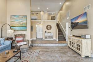 TV a/nebo společenská místnost v ubytování Walk to the beach and Ole Hanson Casino Wedding Venues