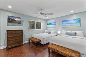 Postel nebo postele na pokoji v ubytování Walk to the beach and Ole Hanson Casino Wedding Venues