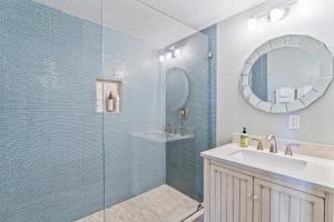 Koupelna v ubytování Walk to the beach and Ole Hanson Casino Wedding Venues + 31 fotografií