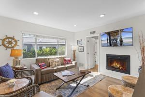 ein Wohnzimmer mit Sofa und Kamin in der Unterkunft Hideaway B Walk to the beach Downtown AC in San Clemente