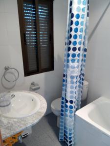 łazienka z umywalką i toaletą w obiekcie Hostal Miraflor de las Cadenas w mieście Cuacos de Yuste