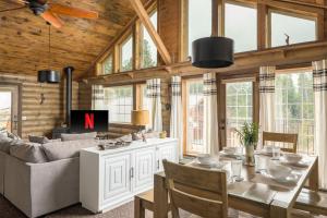 Khu vực ghế ngồi tại The Moose Hoose Cabin With Views and Game Room