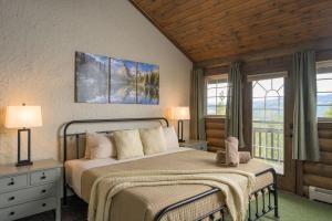 Giường trong phòng chung tại The Moose Hoose Cabin With Views and Game Room