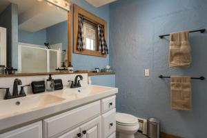 Phòng tắm tại The Moose Hoose Cabin With Views and Game Room +44 ảnh