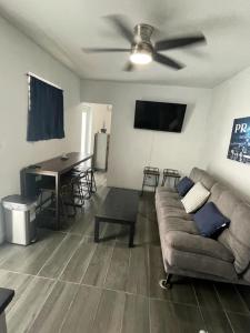 Μια τηλεόραση ή/και κέντρο ψυχαγωγίας στο Lane Oceanview Villa - Casita