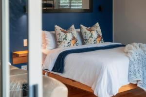 Postel nebo postele na pokoji v ubytování Cape Robin Cabin at Vrolikheid Landgoed