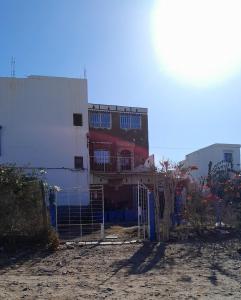 アウリールにあるNasmita'sの前に柵がある建物