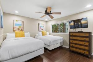 En eller flere senge i et værelse på Coastal Duo Steps to Ole Hanson Casino and the beach