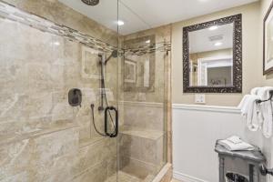 Et badeværelse på Coastal Duo Steps to Ole Hanson Casino and the beach + 51 billeder