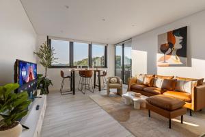 Waterfront Apartment in the Heart of Gosford في جوسفورد: غرفة معيشة بها أريكة وطاولة