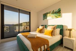 Waterfront Apartment in the Heart of Gosford في جوسفورد: غرفة نوم بسرير كبير ونافذة كبيرة +52 صورة