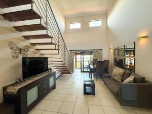 TV/trung tâm giải trí tại Modern 2-Bed, 2-Bath in Secure Bedfordview Complex