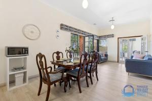 Μια τηλεόραση ή/και κέντρο ψυχαγωγίας στο Townside Getaway in Mandurah