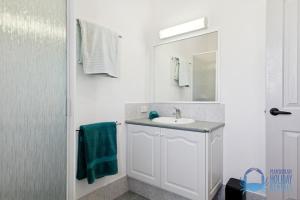 Ένα μπάνιο στο Townside Getaway in Mandurah +29 φωτογραφίες