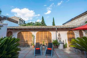 un patio con 2 sillas y una mesa frente a un edificio en Ca na Vilaneta, en Caimari