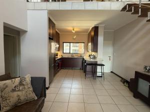 Khu vực ghế ngồi tại Modern 2-Bed, 2-Bath in Secure Bedfordview Complex