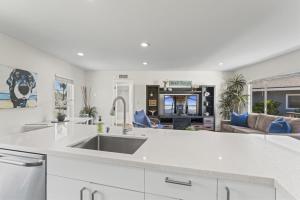 Køkken eller tekøkken på Hideaway D Walk to the beach Downtown AC